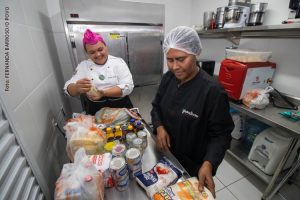 Foto: FERNANDA BARROS/O POVO Com alegria e prazer a chef de cozinha Gergiana Goiana multiplica seus conhecimentos com a equipe. o povo 