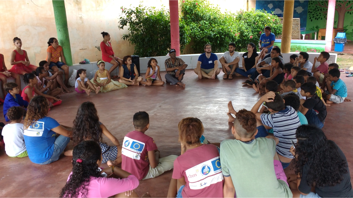 Jornal Informativo da Bahia - Grupo de estudantes utiliza Jardim