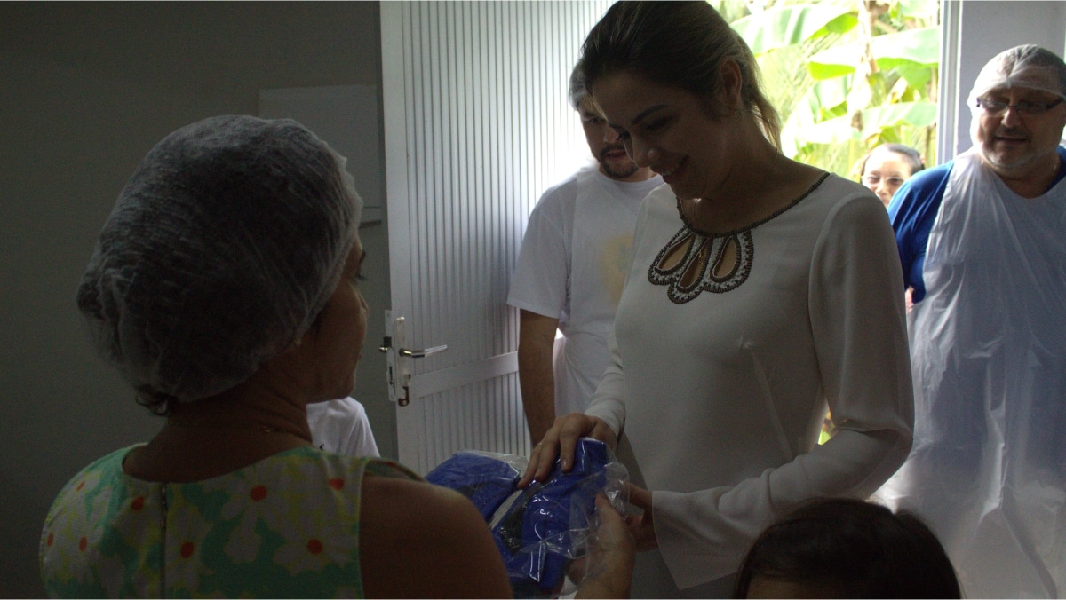 Foto De Pequena Estudante Dama Conversando Com O Colega De Classe