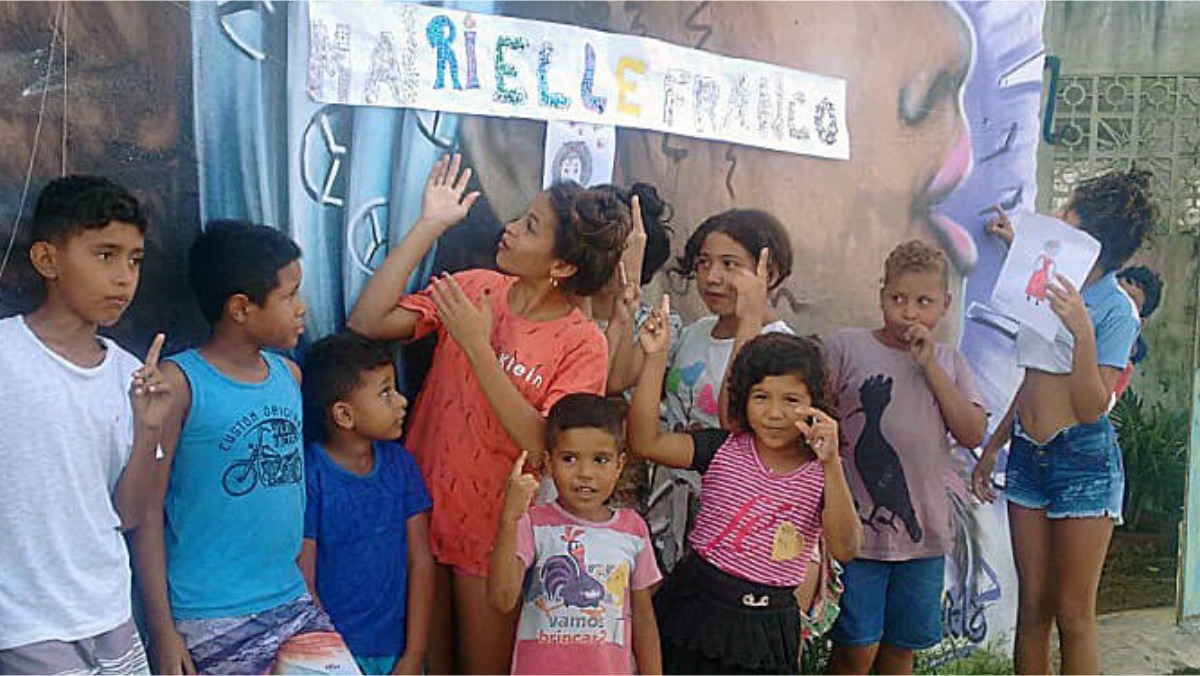 Interação De Crianças Com Mundo Adulto. Meninas Bonitas Que Tentam