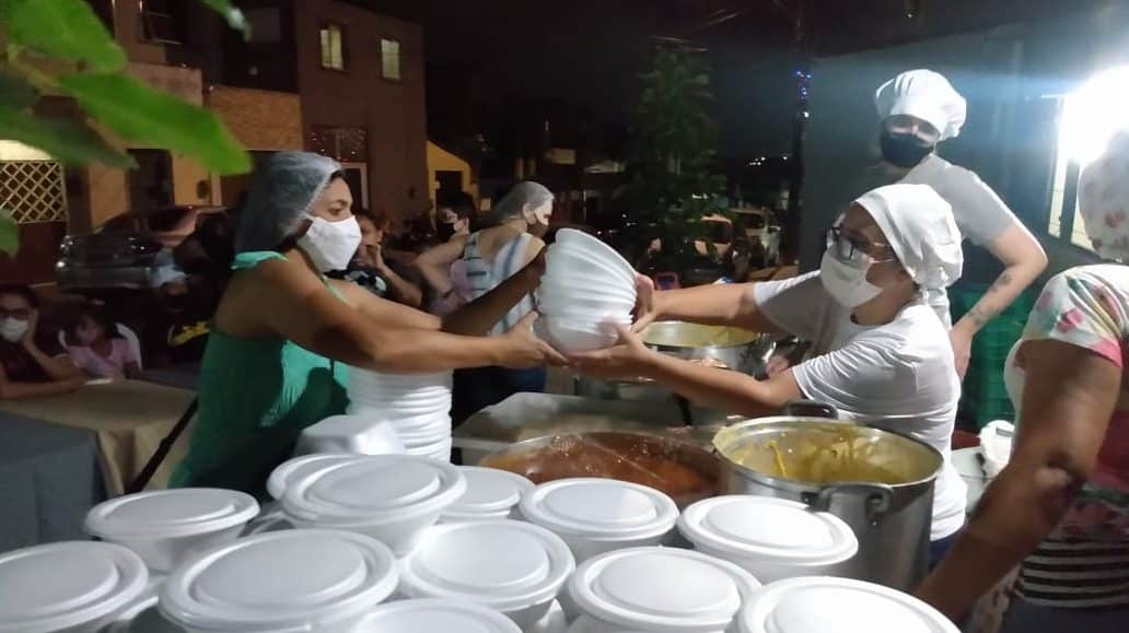 Garçonete bonita servindo grupo de amigas com comida no