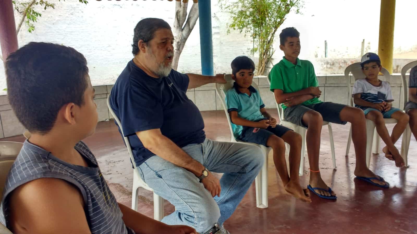 Tempo Juntos. Positivo Inteligente Sênior Homem Sentado Em Frente