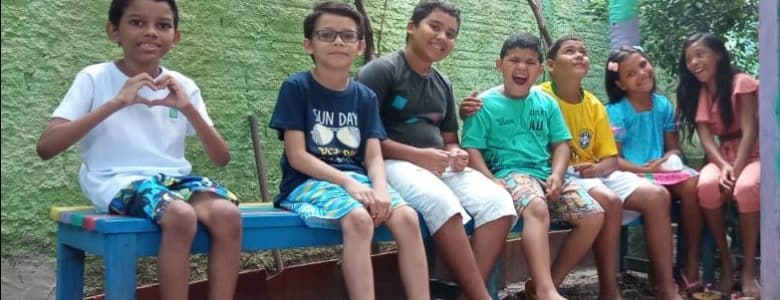 crianças praticando ecoflilia na horta comunitária do movimento saúde mental