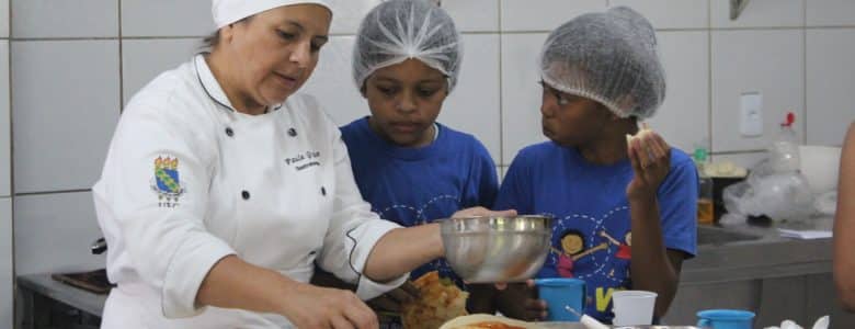 mini chefinhos na escola de gastronomia autossustentavel