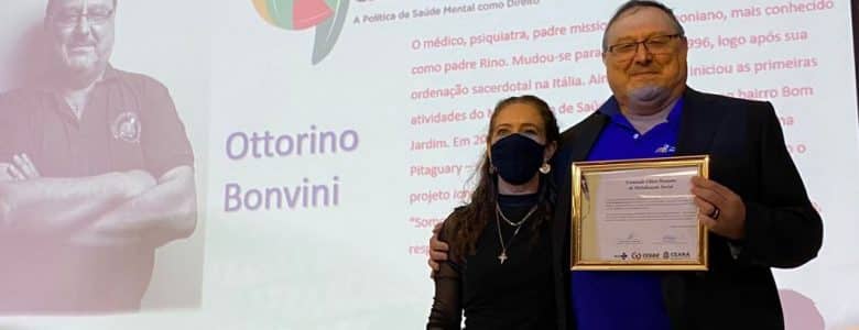 padre rino recebe comenda chico passeata