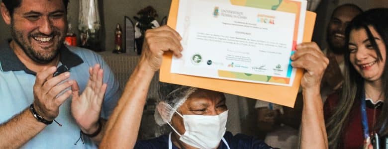 aluna recebendo certificado do projeto alimentando sonhos