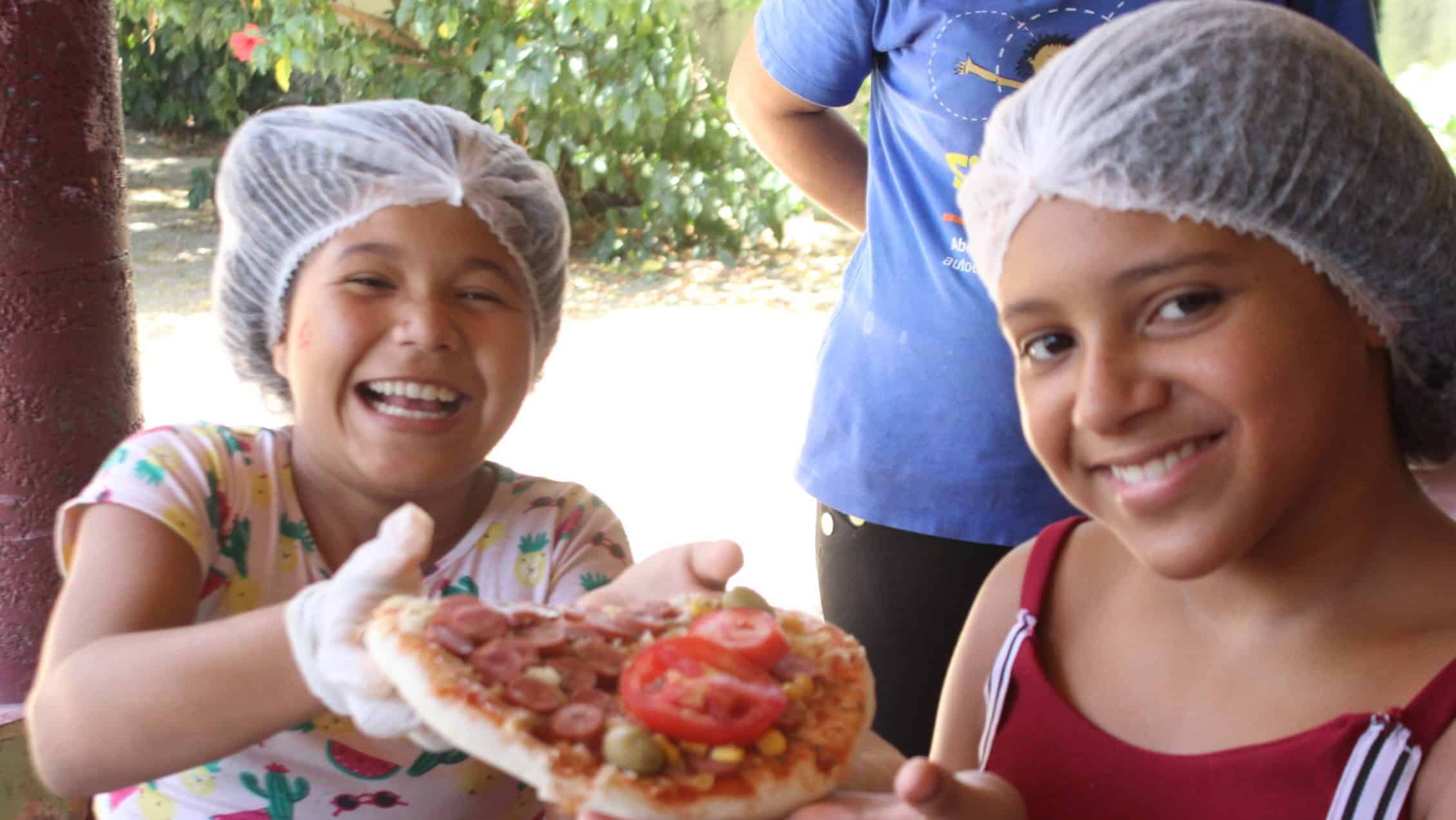 Interação De Crianças Com Mundo Adulto. Meninas Bonitas Que Tentam