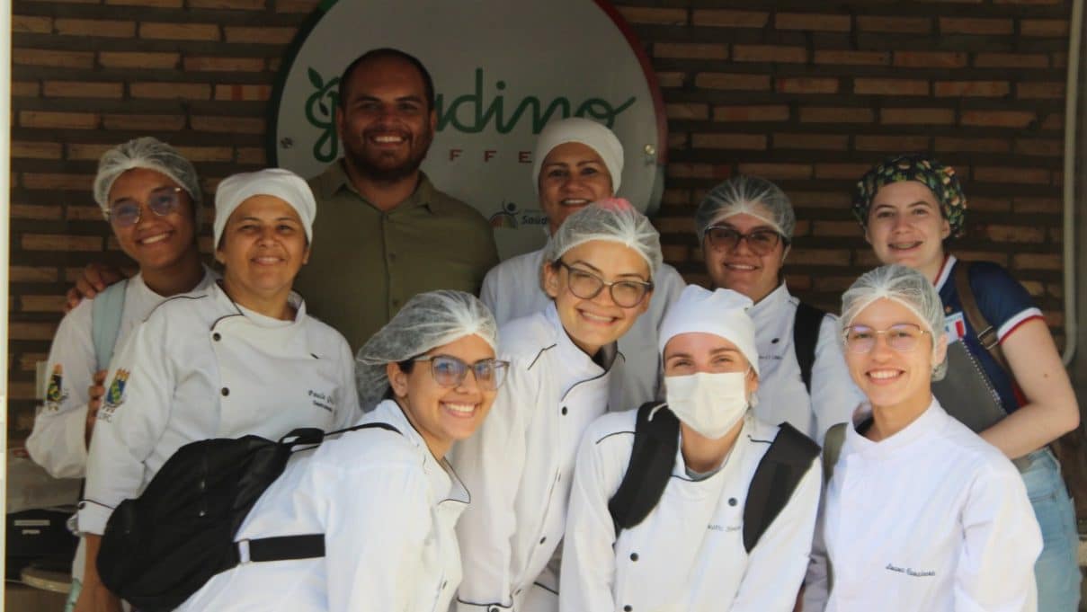 Alunos da Escola João da Costa Viana plantam árvores na Prainha de